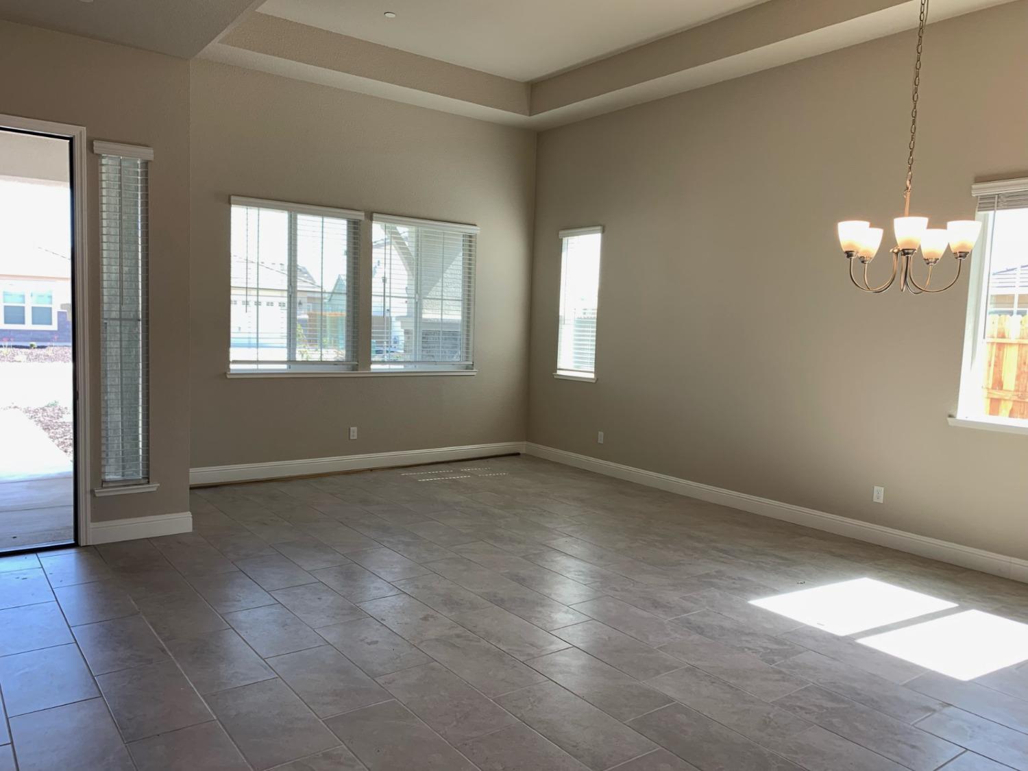 Detail Gallery Image 5 of 8 For 2909 Tulip Way, Lodi,  CA 95242 - 4 Beds | 2 Baths
