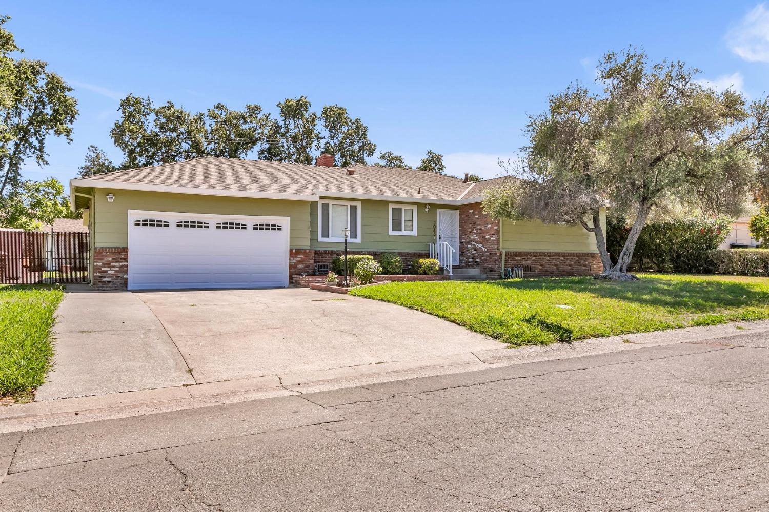 Photo of 3045 Stanton Cir in Carmichael, CA