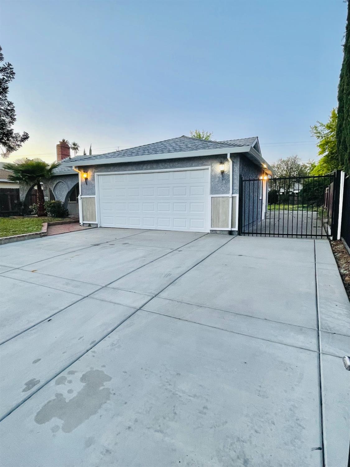 Photo of 2111 Arliss Wy in Sacramento, CA