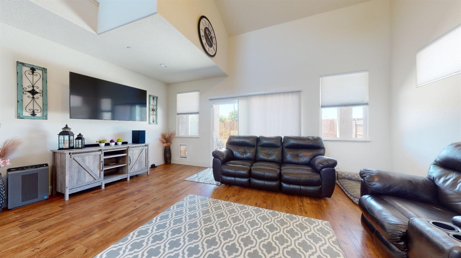 Photo of 573 St Helena Dr in Newman, CA