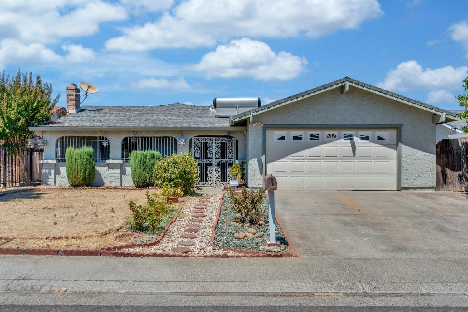 Photo of 8283 Hayfield Cir in Sacramento, CA