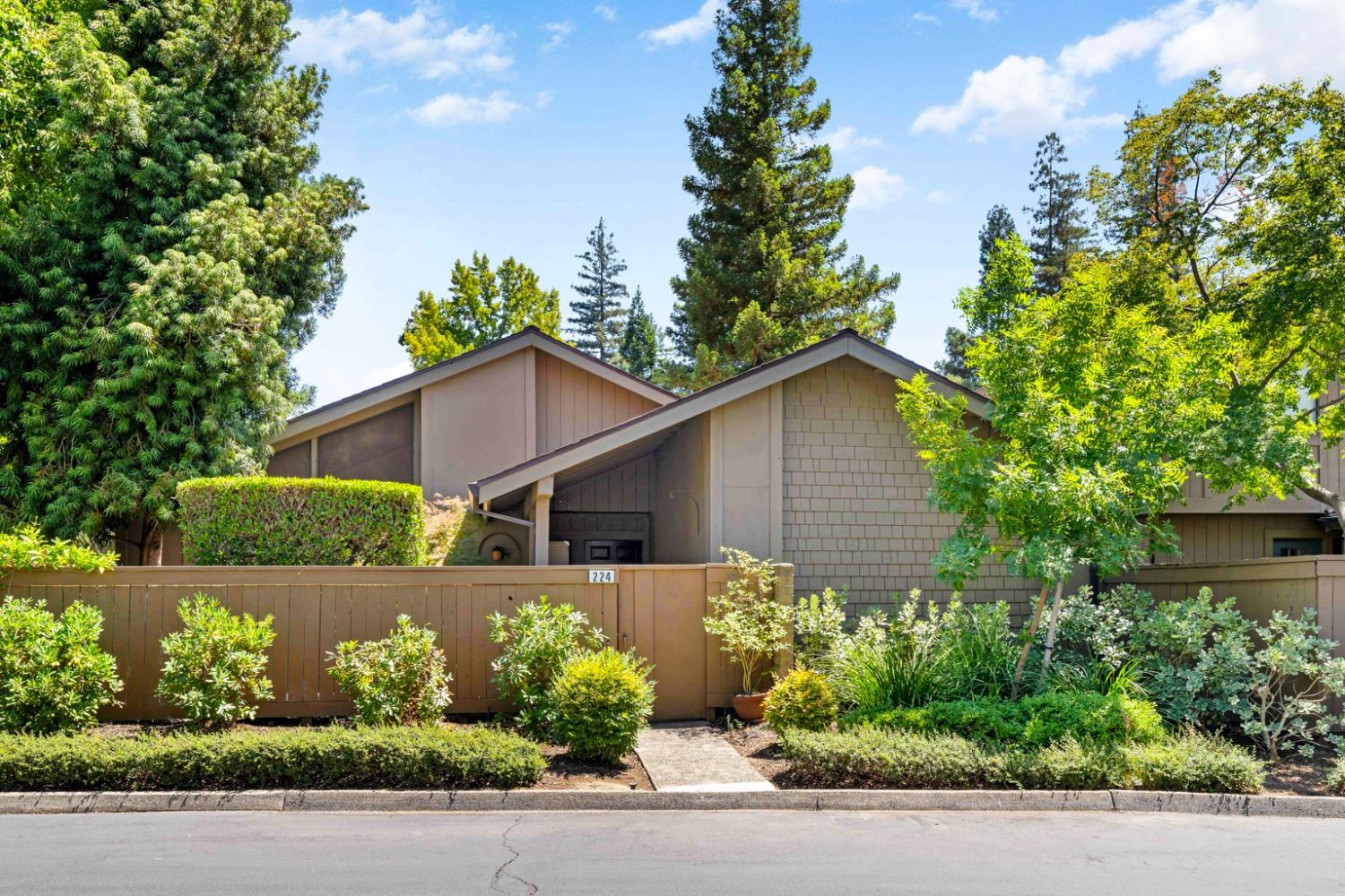 Photo of 224 E Ranch Rd in Sacramento, CA