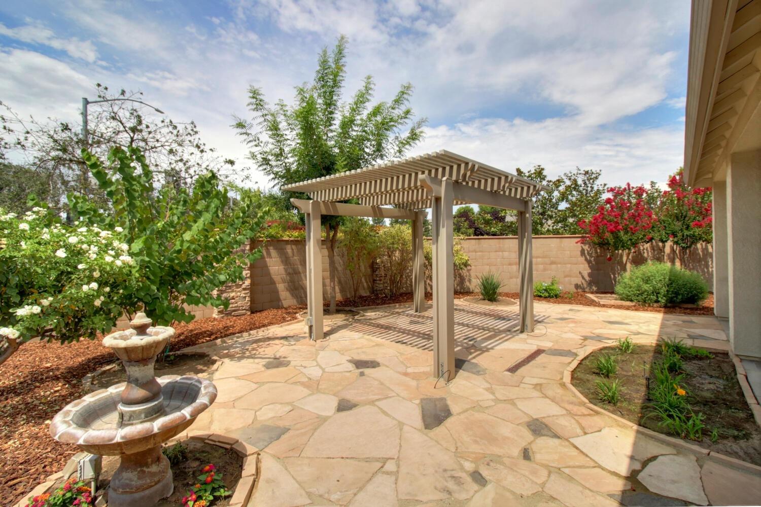 Photo of 7436 Abbey Cir in Elk Grove, CA