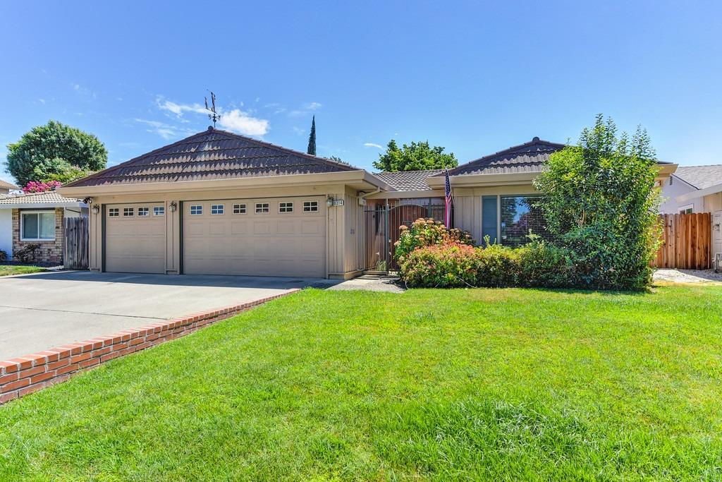 Photo of 8314 La Riviera Dr in Sacramento, CA
