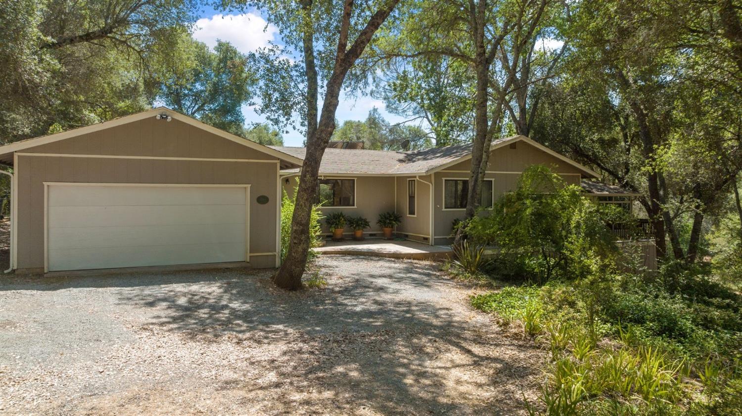 Photo of 1560 Lora Ln in Shingle Springs, CA