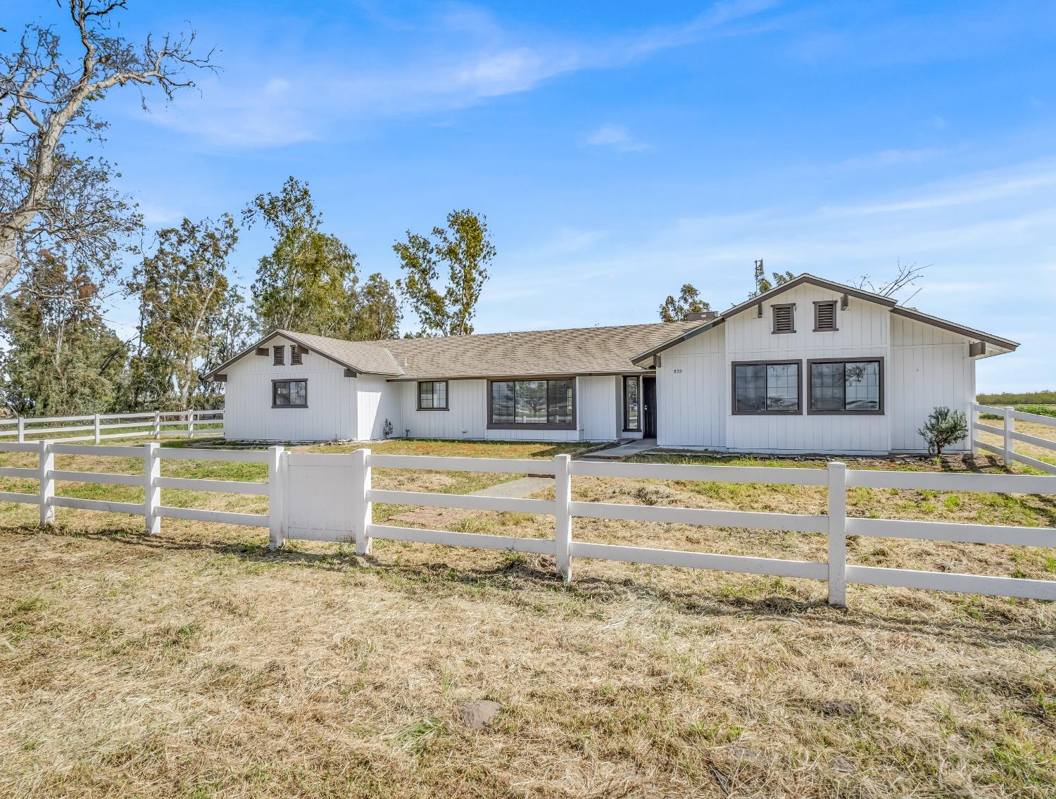 E Mount Whitney Avenue, Laton, California image 2