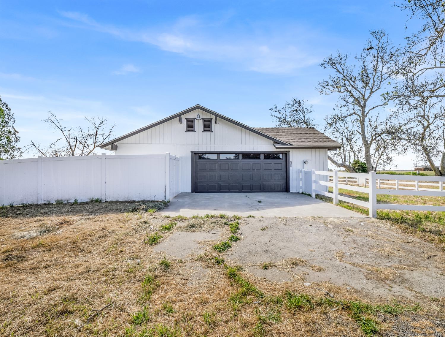 E Mount Whitney Avenue, Laton, California image 10