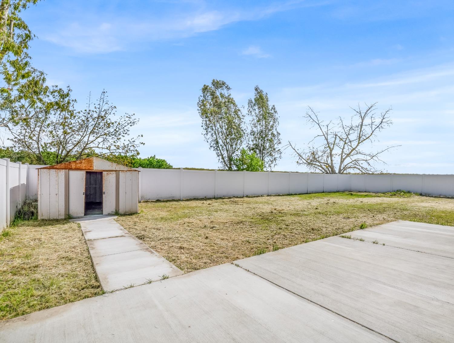 E Mount Whitney Avenue, Laton, California image 44