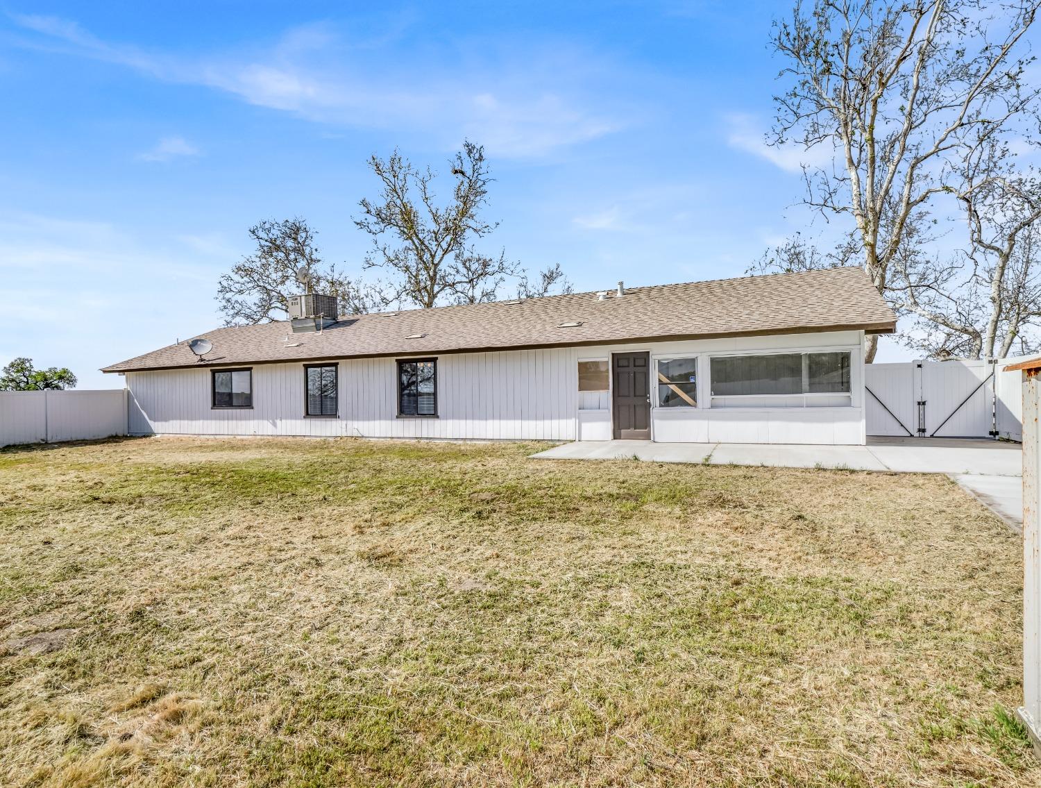 E Mount Whitney Avenue, Laton, California image 46