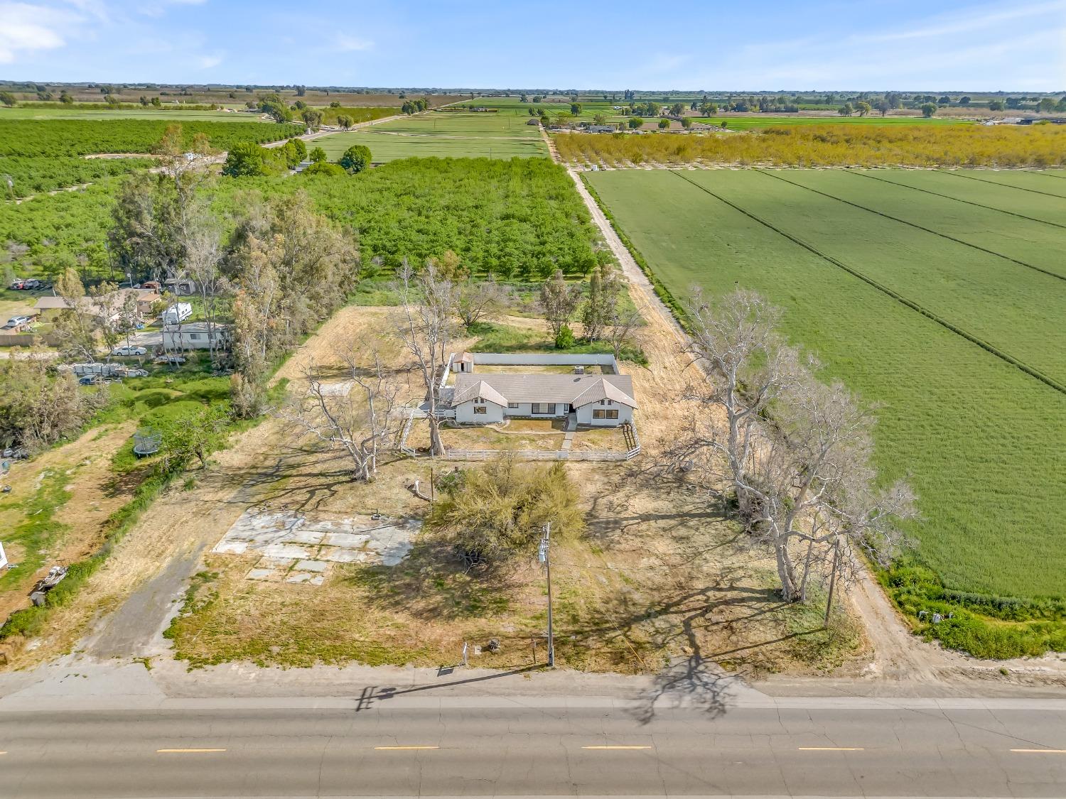 E Mount Whitney Avenue, Laton, California image 4