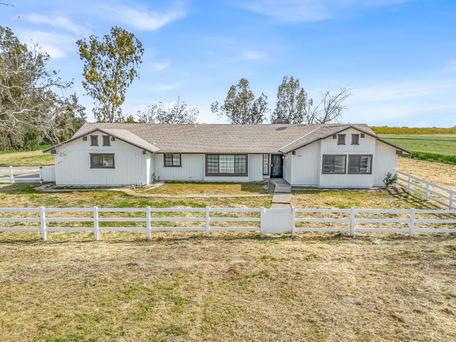E Mount Whitney Avenue, Laton, California image 1