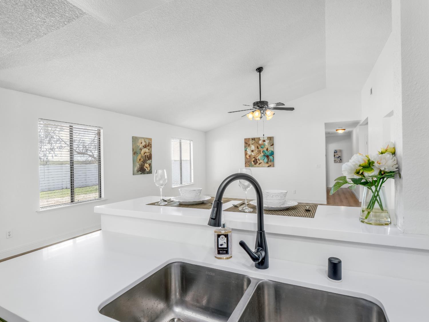 E Mount Whitney Avenue, Laton, California image 22