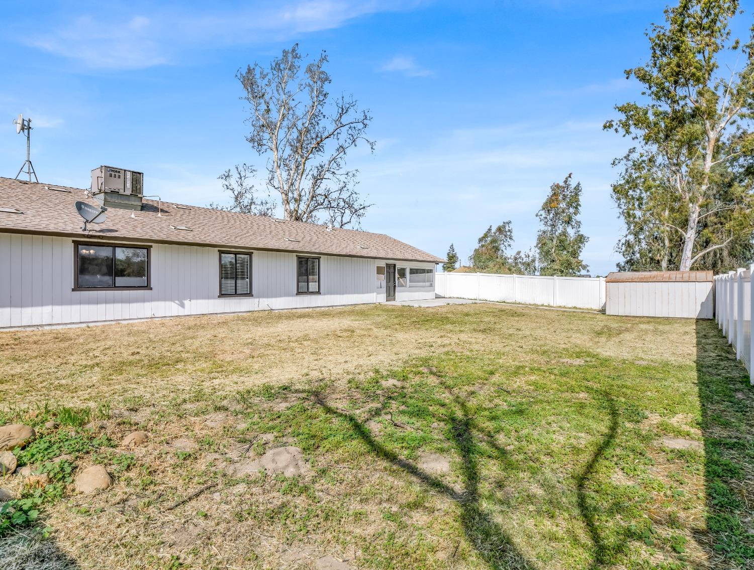 E Mount Whitney Avenue, Laton, California image 11