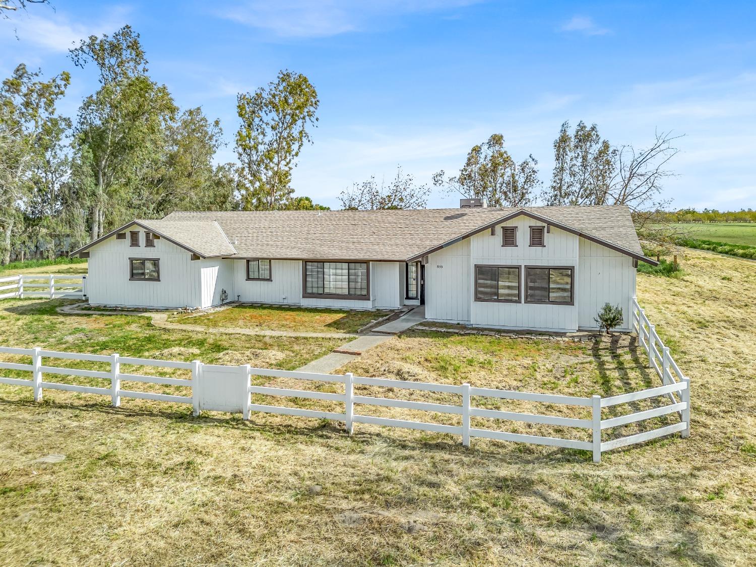 E Mount Whitney Avenue, Laton, California image 3