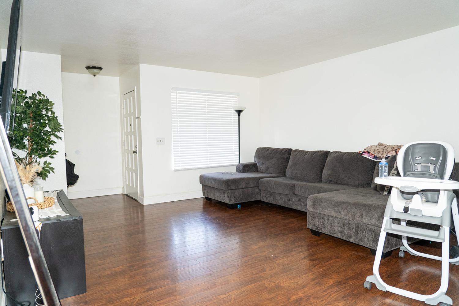 Detail Gallery Image 4 of 32 For 1394 Pajaro Ave #4,  Manteca,  CA 95336 - 3 Beds | 2 Baths