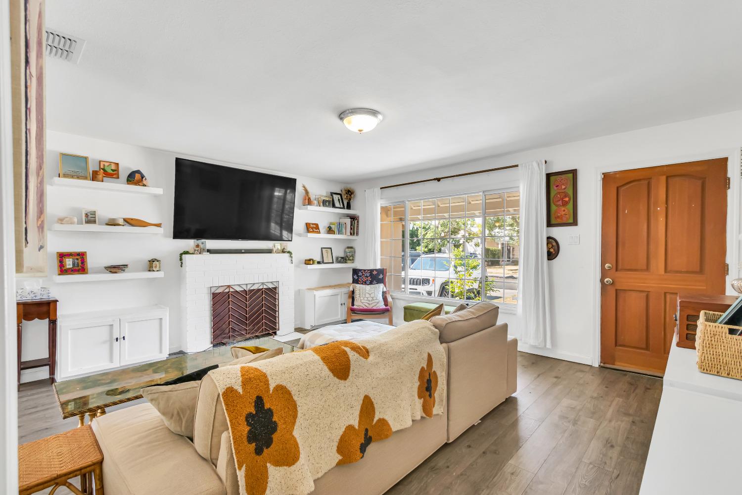 Photo of 2064 Joan Wy in Sacramento, CA