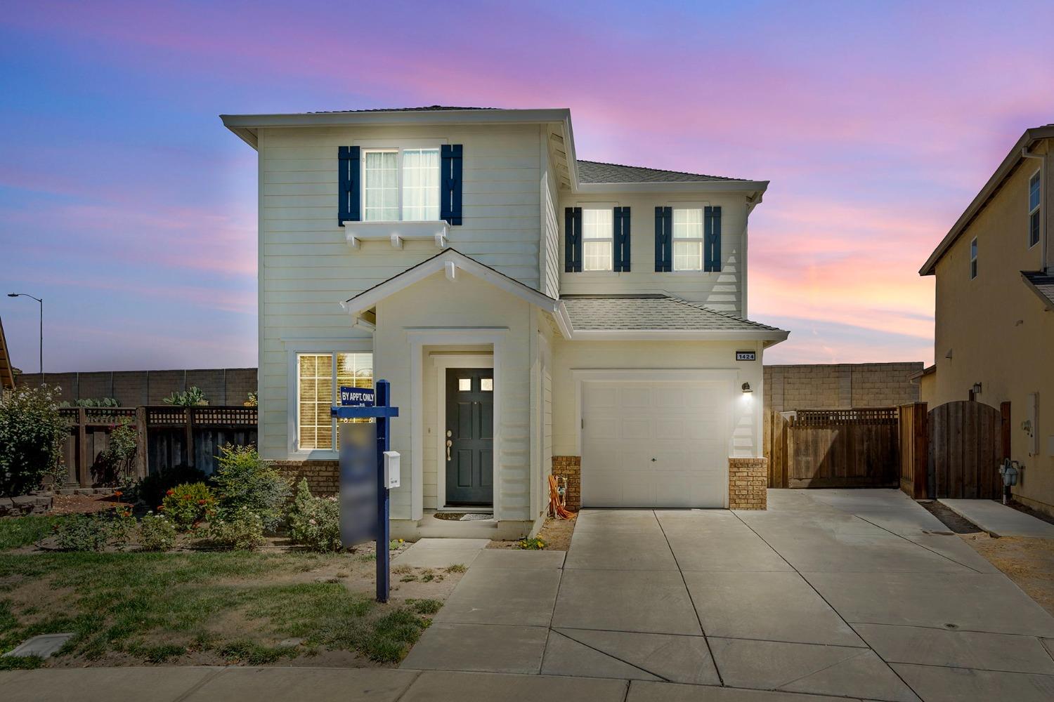 Photo of 1424 Summerwind Ln in Manteca, CA