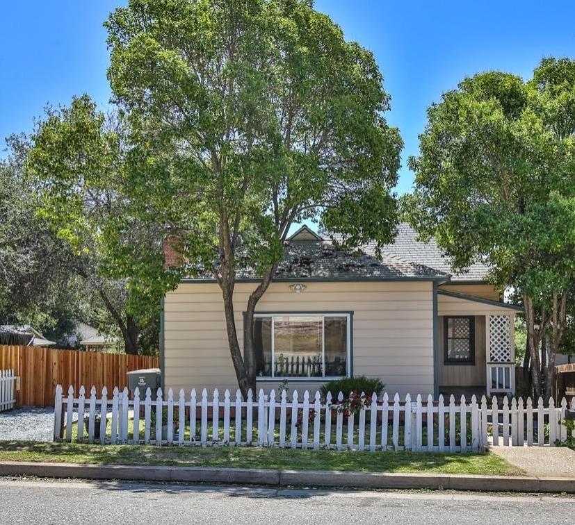 Photo of 206 Foresthill Ave in Auburn, CA