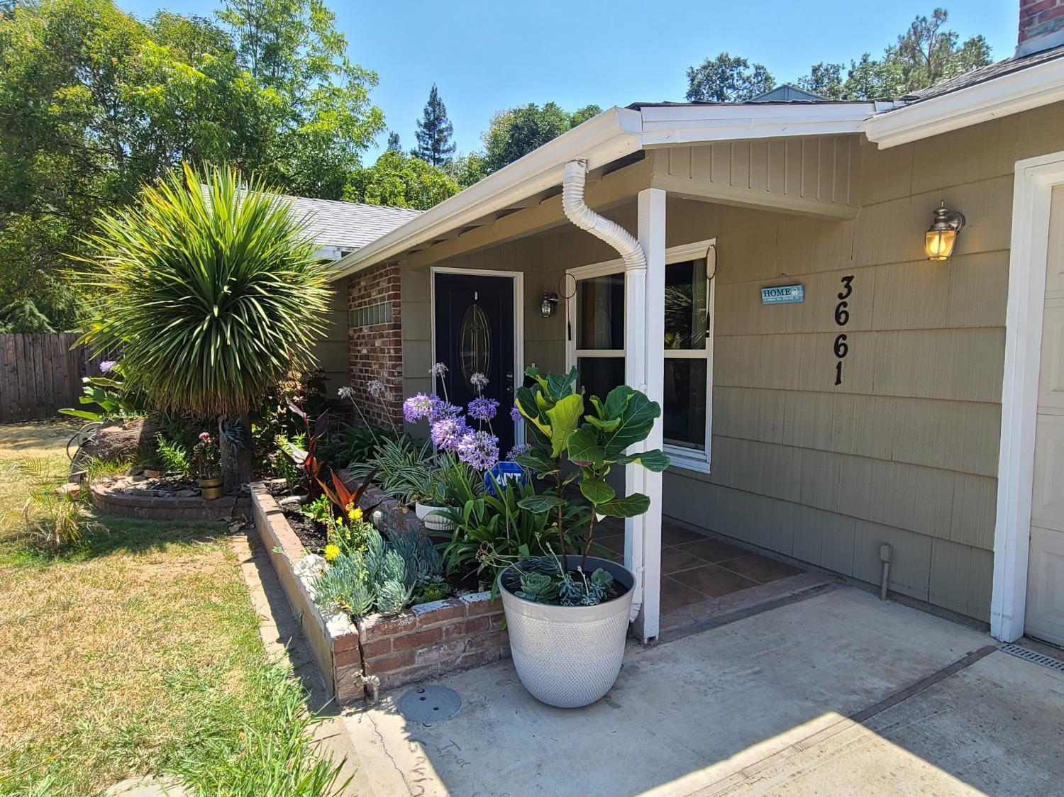 Photo of 3661 E Country Club Ln in Sacramento, CA