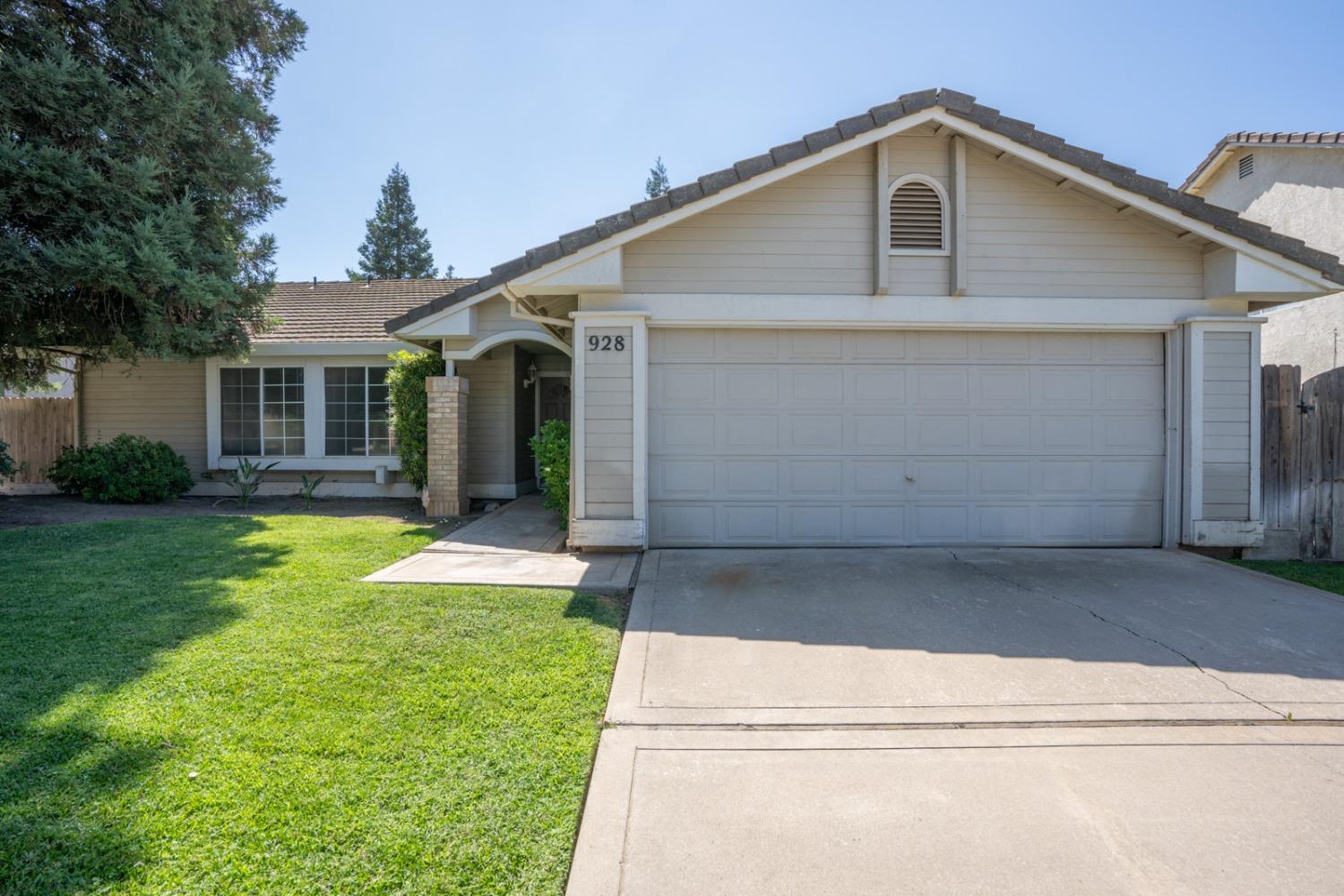 Photo of 928 Auburn Ct in Merced, CA