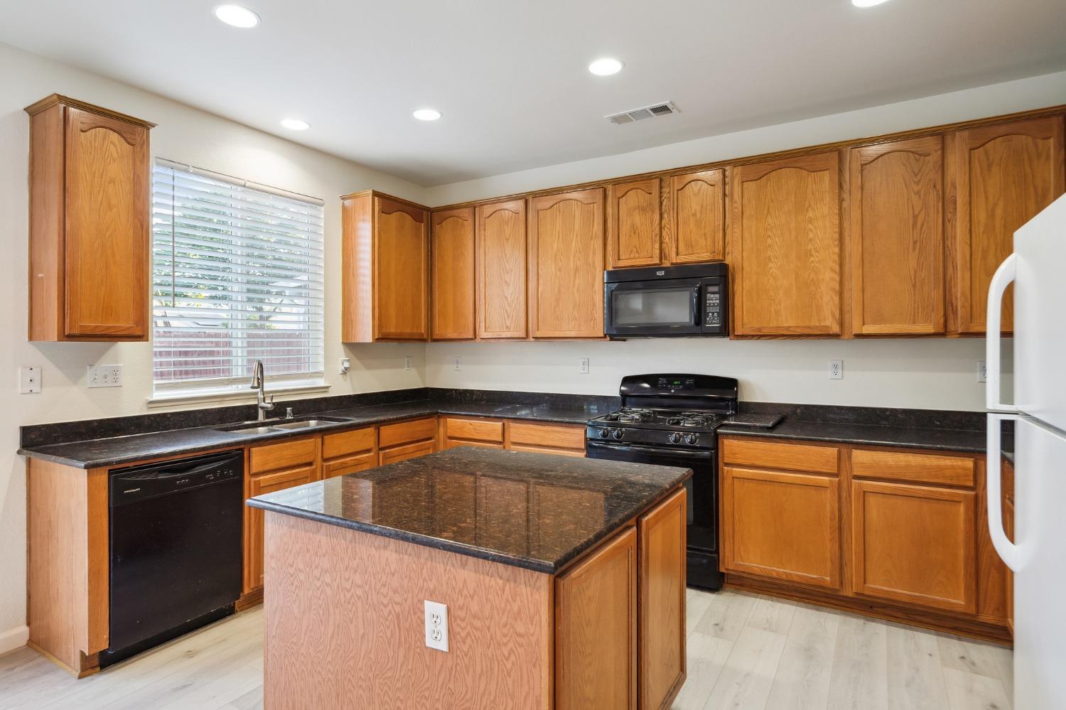 Detail Gallery Image 12 of 48 For 1233 Strawberry Dr, Merced,  CA 95348 - 4 Beds | 2/1 Baths