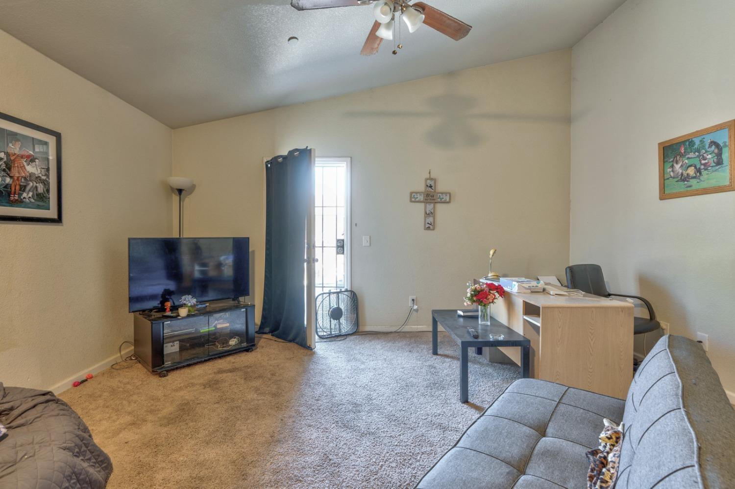 Detail Gallery Image 6 of 26 For 435 E San Pedro St, Merced,  CA 95341 - 5 Beds | 2 Baths