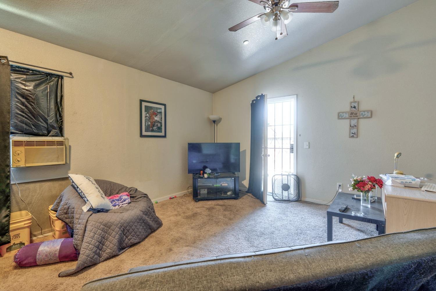 Detail Gallery Image 5 of 26 For 435 E San Pedro St, Merced,  CA 95341 - 5 Beds | 2 Baths