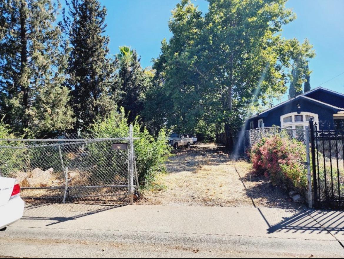 Photo of 620 Morey Ave in Sacramento, CA