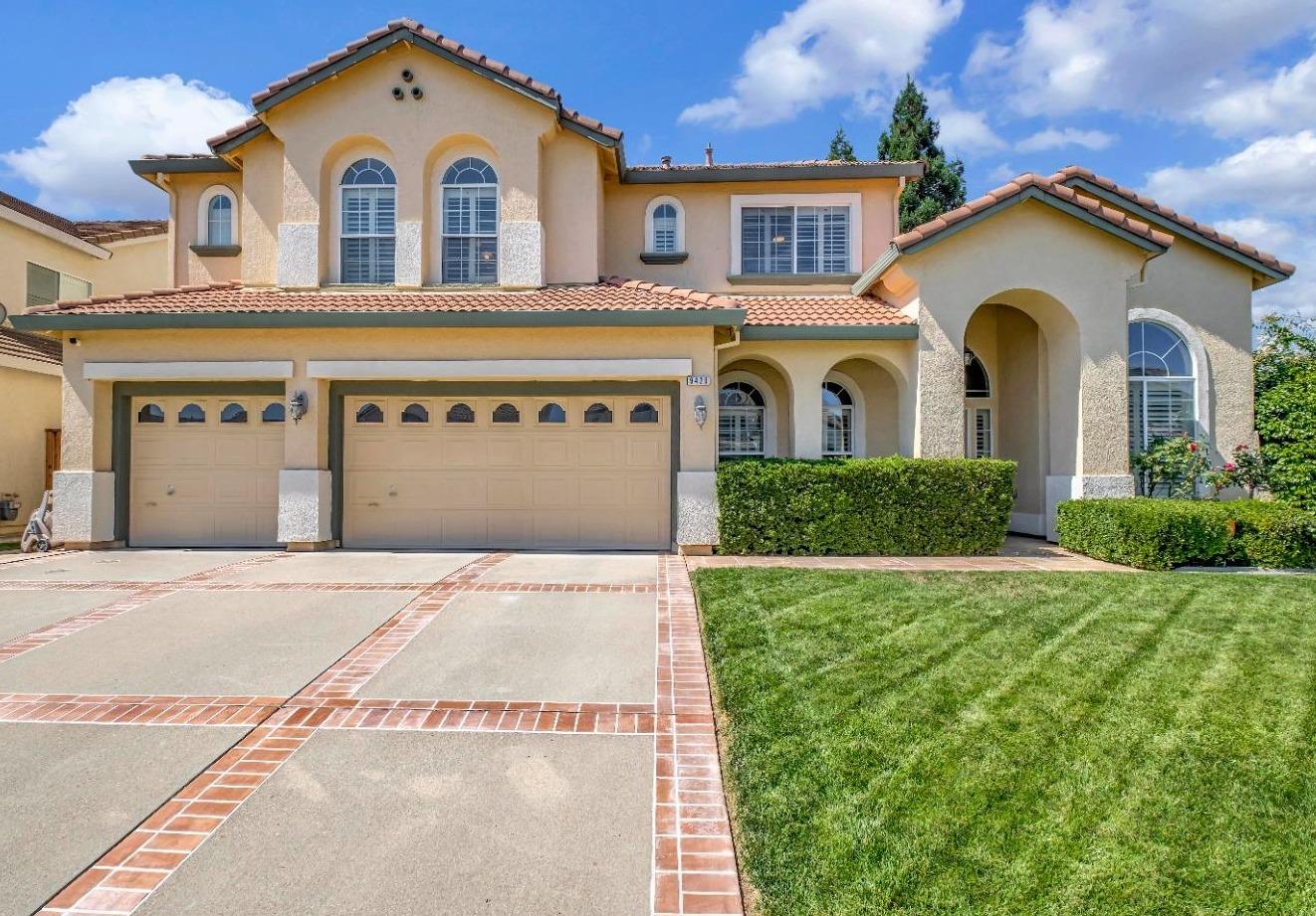 Photo of 9420 Hollow Springs Wy in Elk Grove, CA