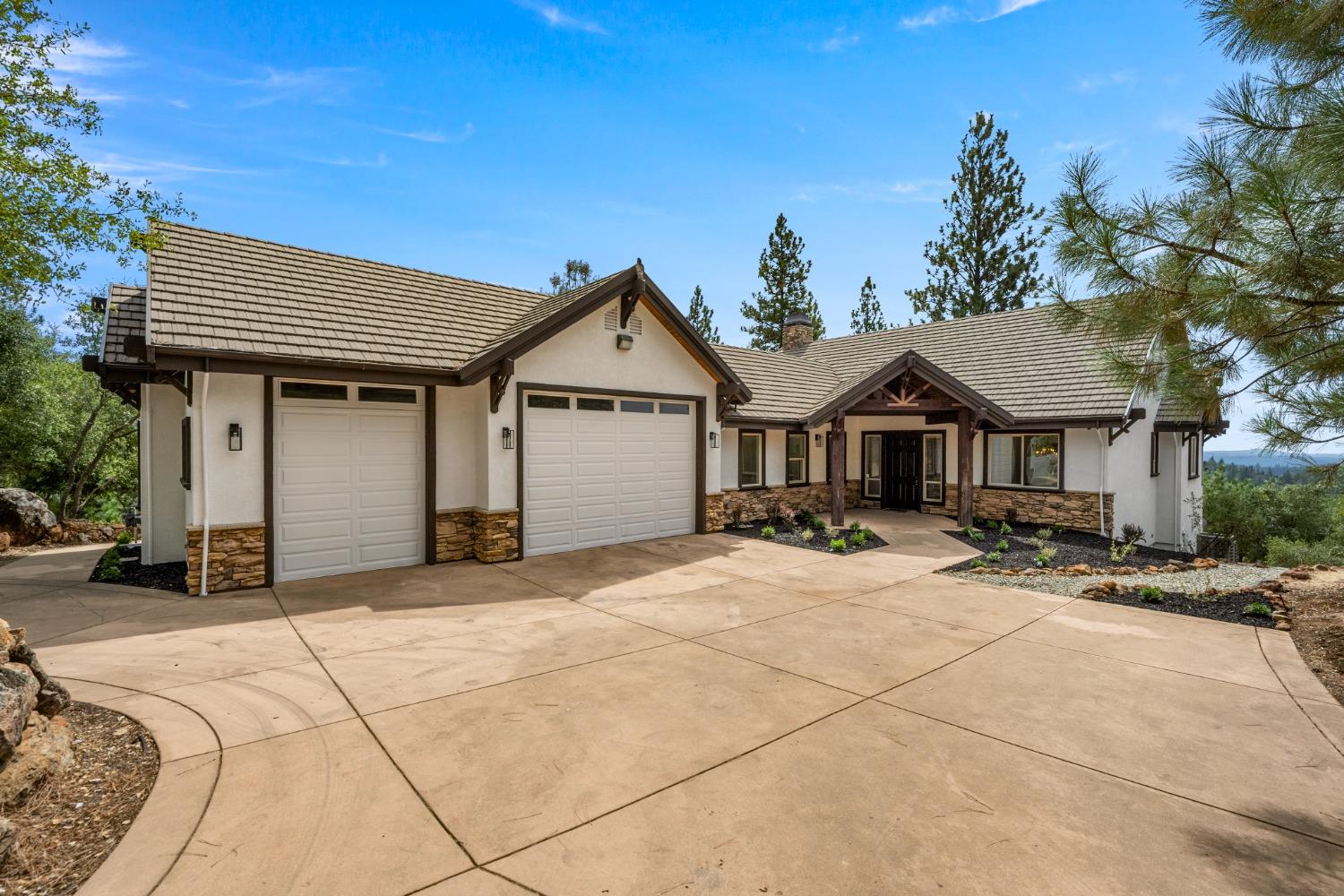 Photo of 1119 Holly Leaf Ln in Meadow Vista, CA