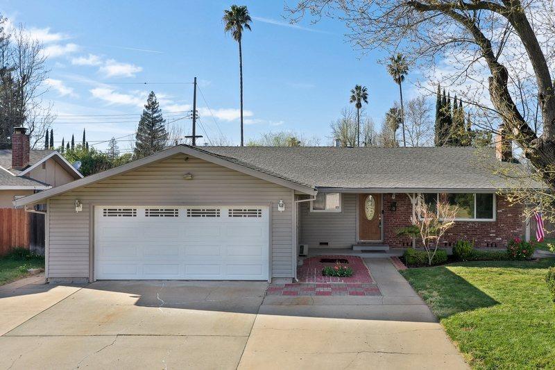 Photo of 3434 Rosemont Dr in Sacramento, CA