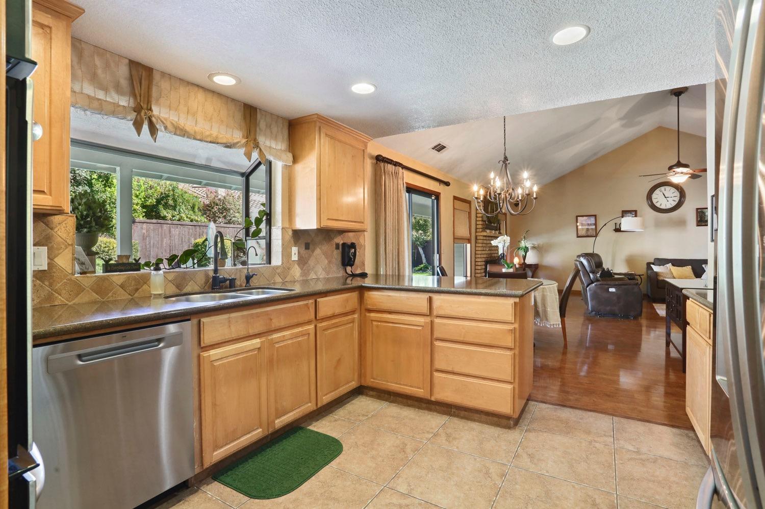 Detail Gallery Image 18 of 70 For 798 Shadowbrook Ln, Manteca,  CA 95336 - 4 Beds | 2/1 Baths