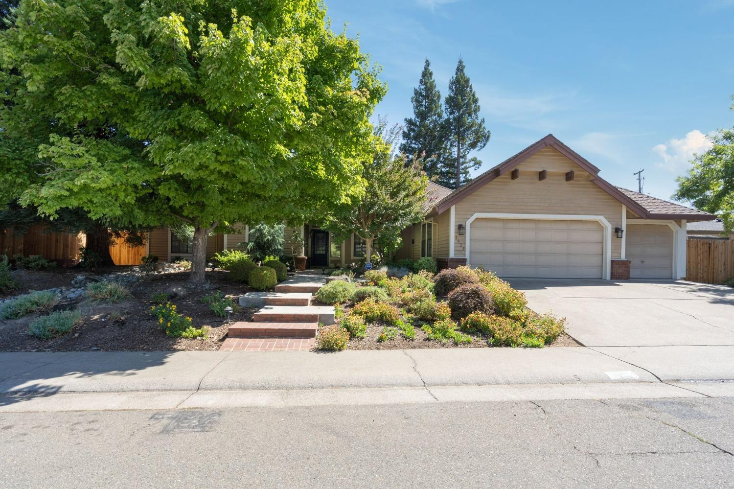 Photo of 3928 Nicklaus Pl in Carmichael, CA