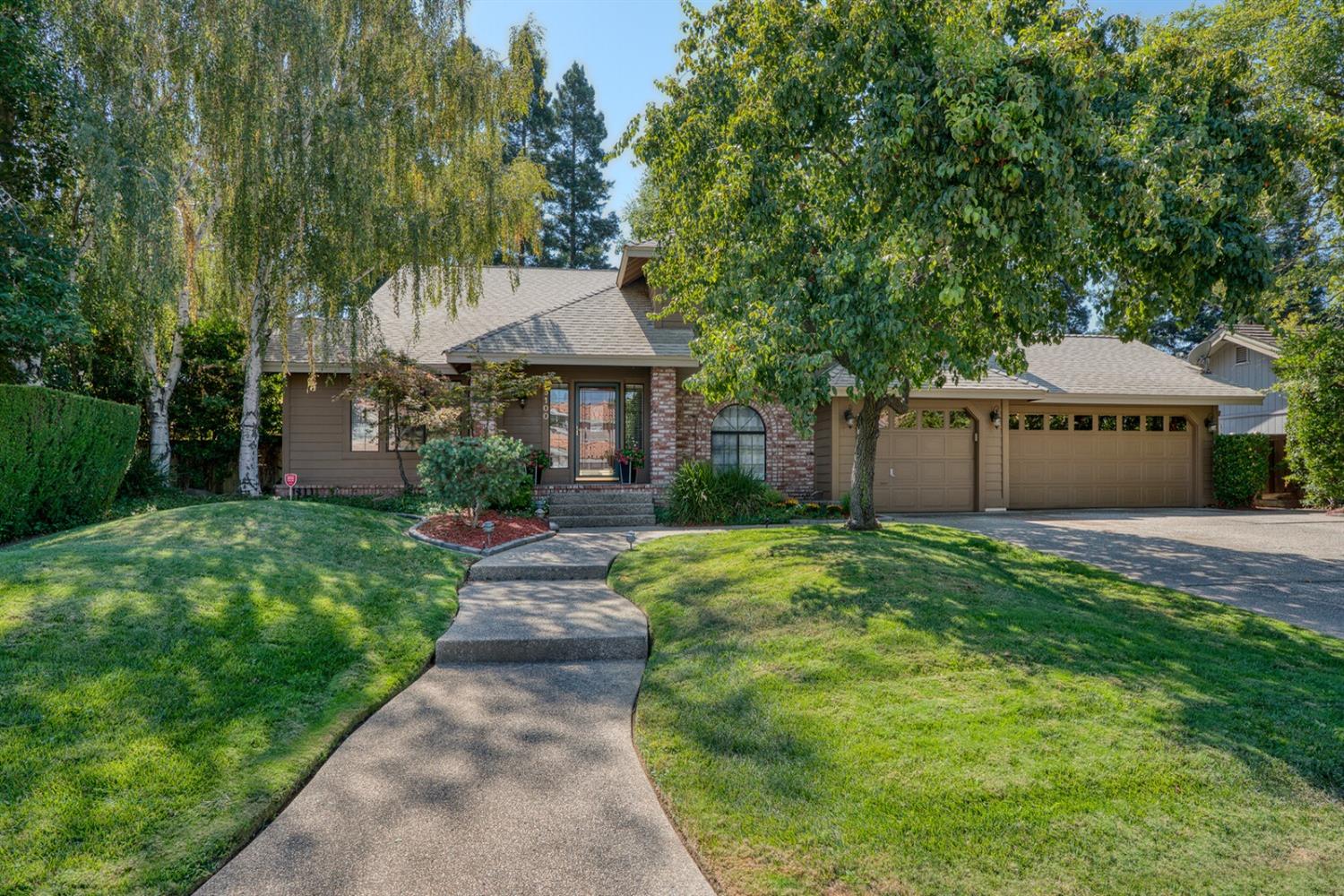 Photo of 5100 Laguna Woods Dr in Elk Grove, CA