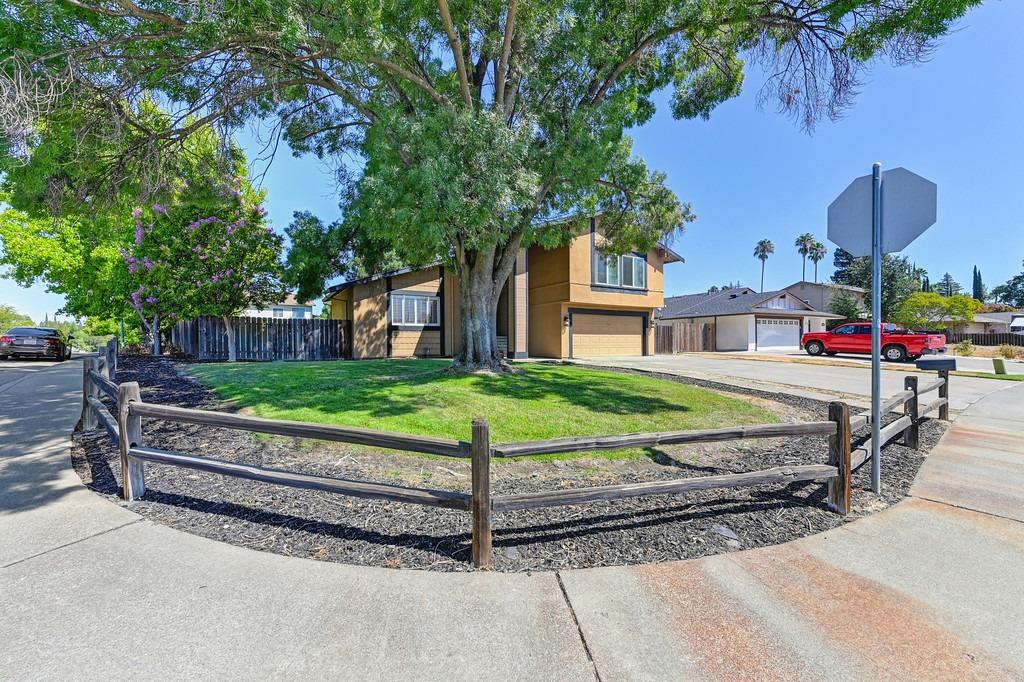 Photo of 8101 Garryanna Dr in Citrus Heights, CA