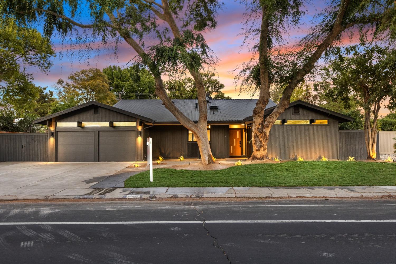Photo of 6441 S Land Park Dr in Sacramento, CA