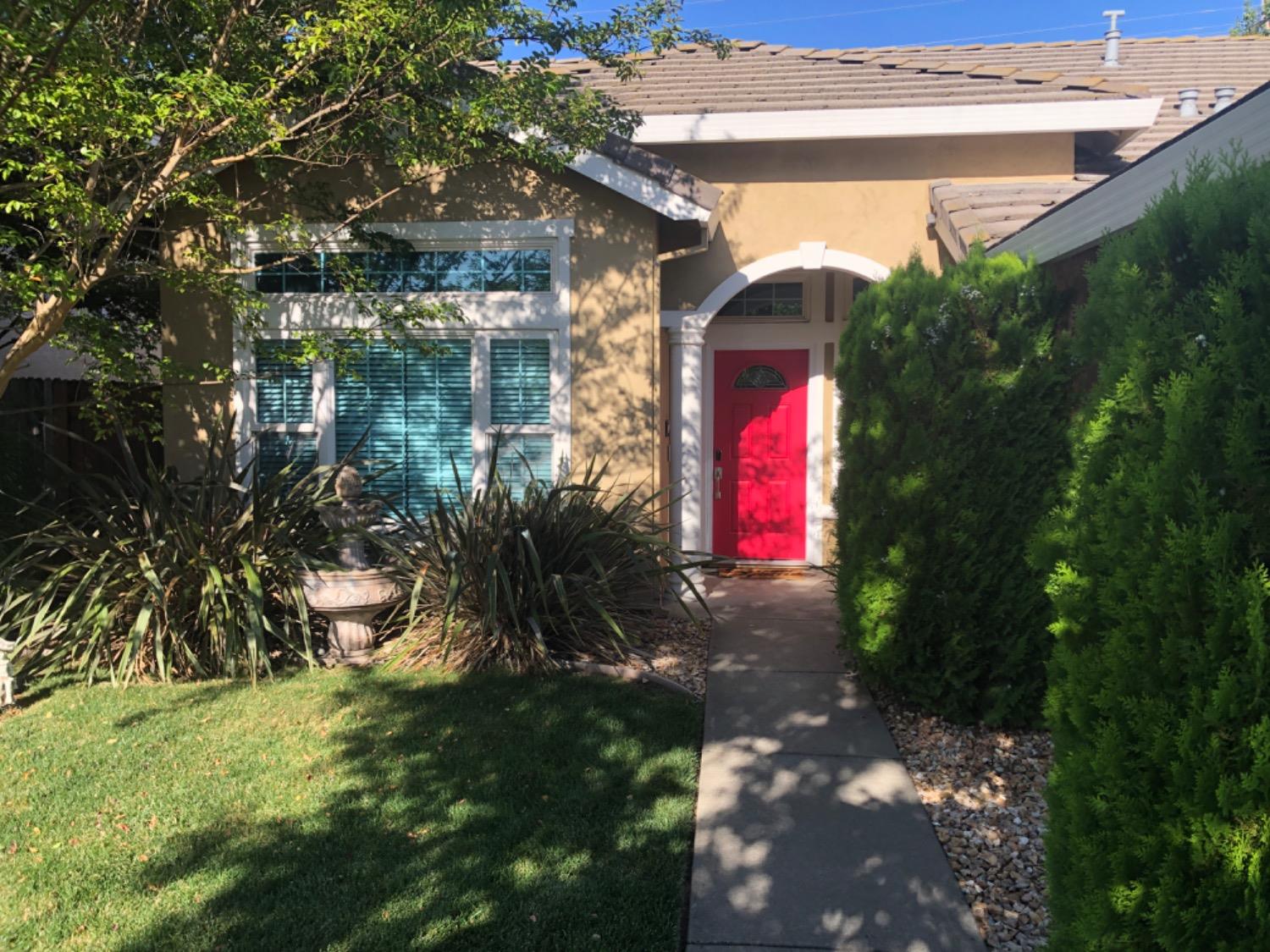 Photo of 8642 Edgeware Wy in Elk Grove, CA