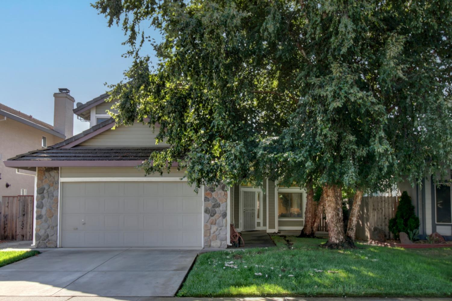 Photo of 10153 Gatemont Cir in Elk Grove, CA