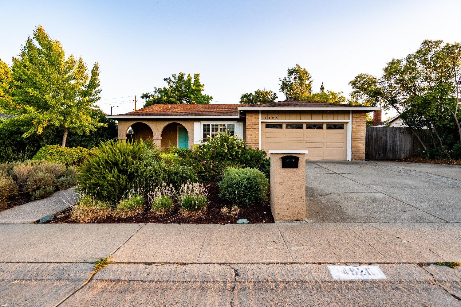 Photo of 4920 Olive Oak Wy in Carmichael, CA