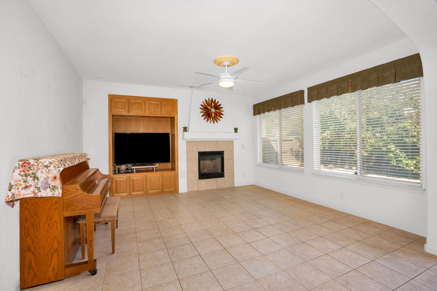 Detail Gallery Image 15 of 51 For 2164 Naples Ct, Los Banos,  CA 93635 - 5 Beds | 3 Baths