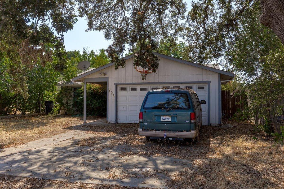 Photo of 724 Pinedale Ave in Sacramento, CA