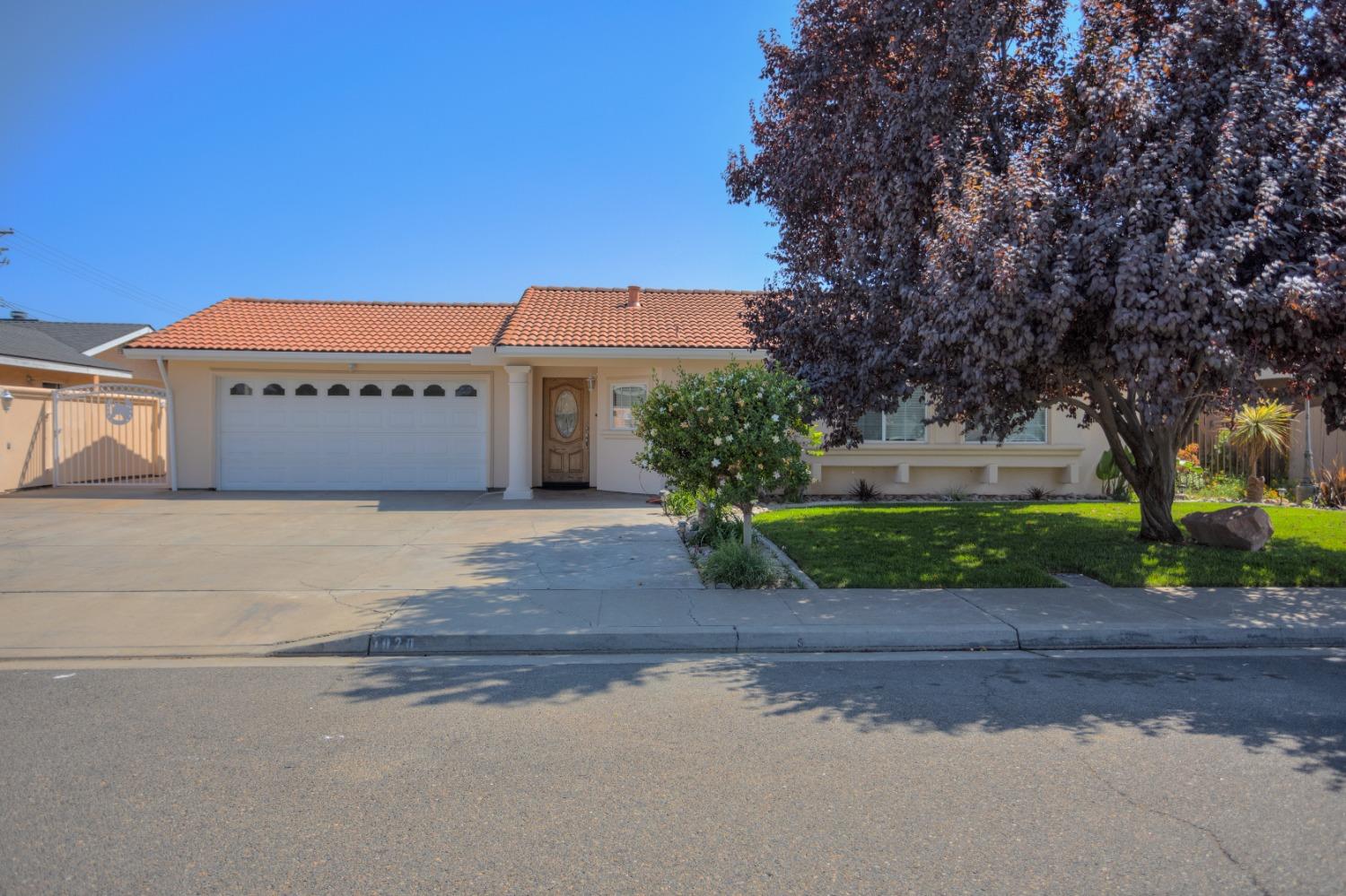Photo of 1020 Lacy Wy in Turlock, CA