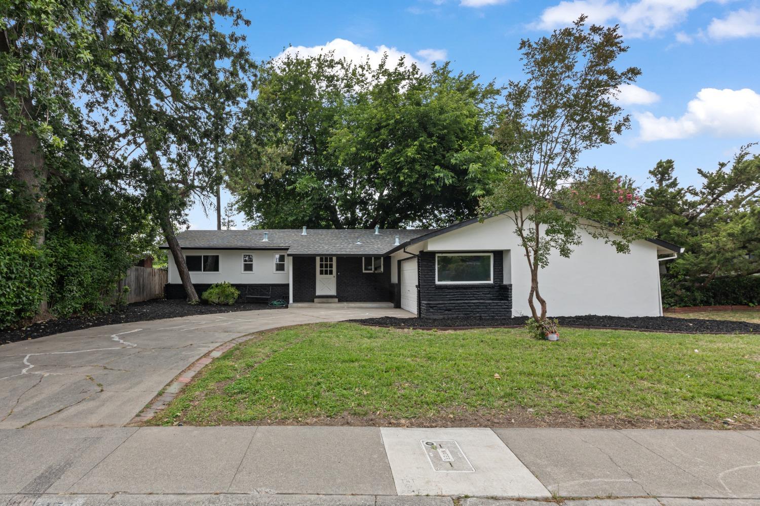 Photo of 6874 Buena Terra Wy in Sacramento, CA