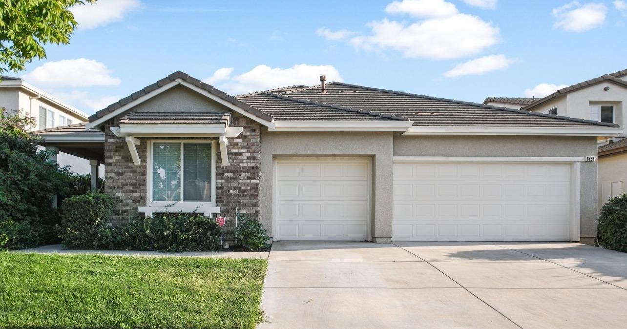 Photo of 1526 Azalea Dr in Patterson, CA