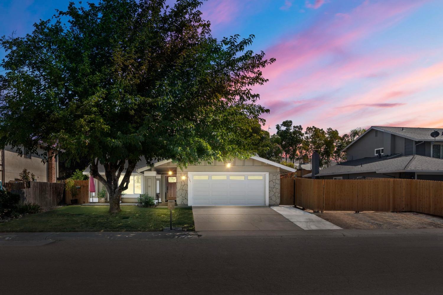 Photo of 8204 Canyon Oak Dr in Citrus Heights, CA