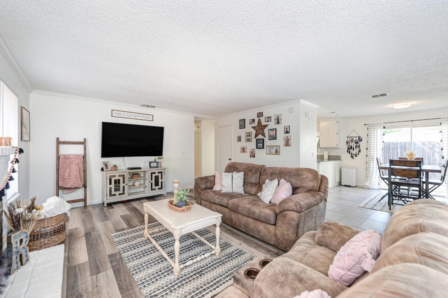 Photo of 137 Birch St in Roseville, CA