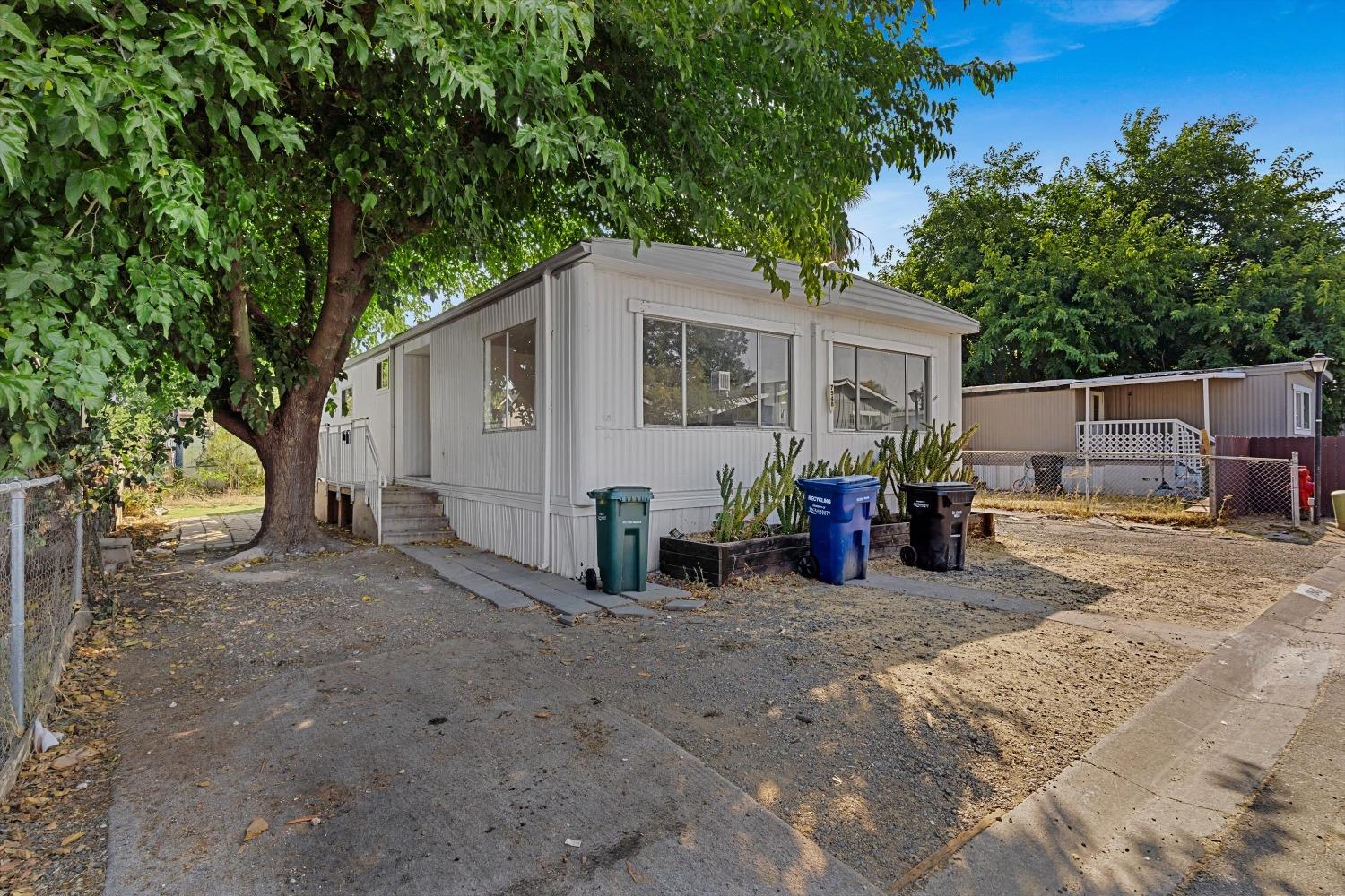 Photo of 7548 Loma Rio Ln in North Highlands, CA