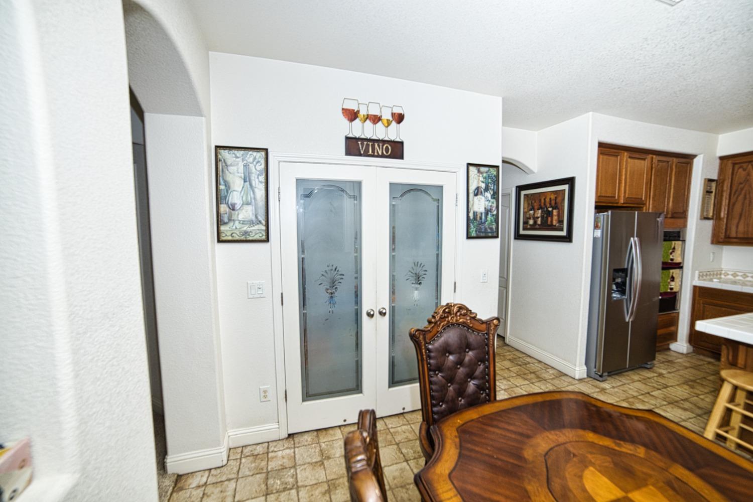 Detail Gallery Image 5 of 27 For 804 Pear St, Madera,  CA 93638 - 5 Beds | 2/1 Baths