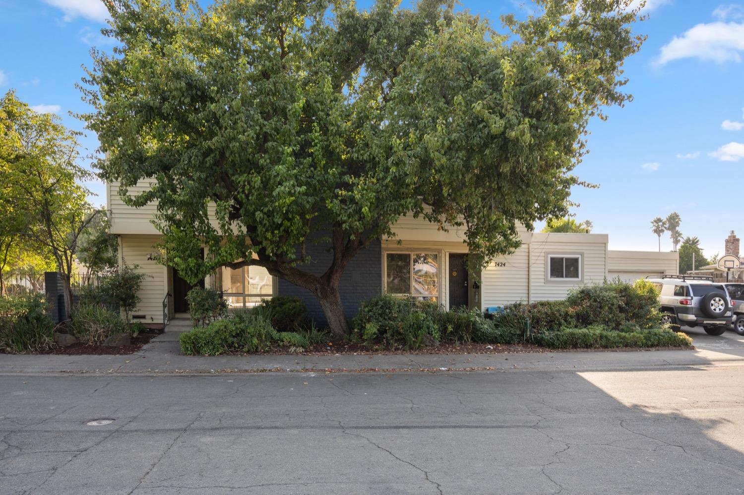 Photo of 7424 Alma Vista Wy in Sacramento, CA