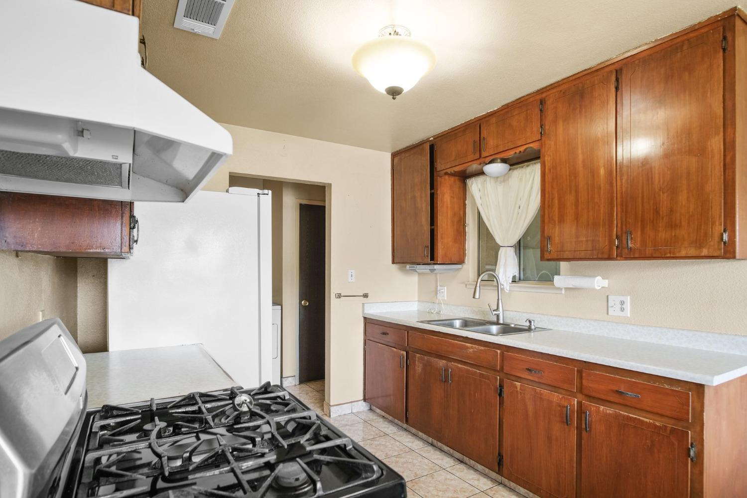 Detail Gallery Image 5 of 24 For 1114 9th St, Livingston,  CA 95334 - 4 Beds | 1/1 Baths